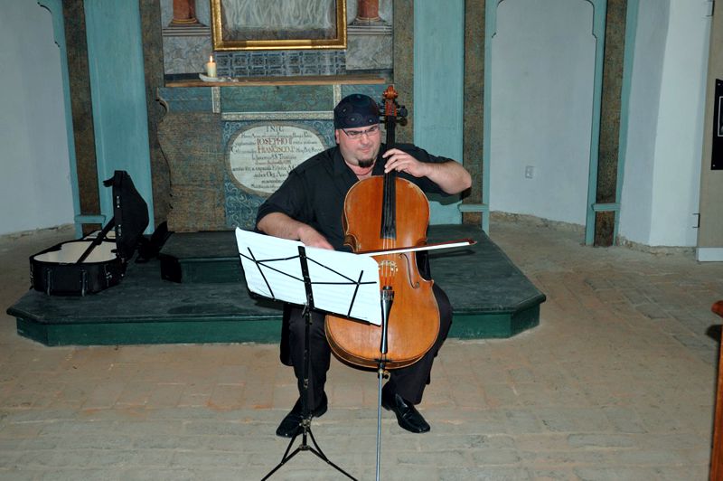 Pepa Klíč v kostelíku při zvukové zkoušce violončela